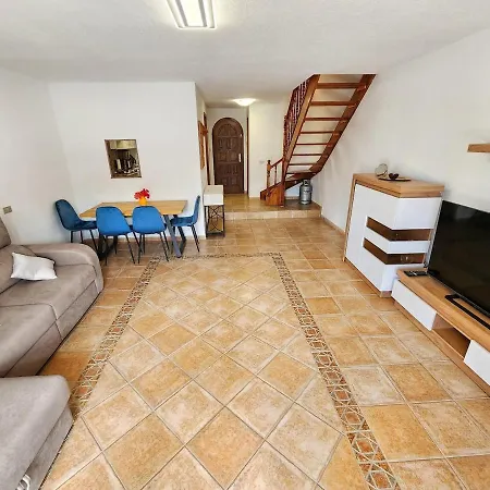 Beautiful House With Mountain And Ocean View דירה
